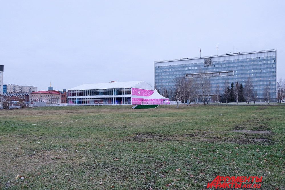 Сейчас на городской эспланаде проходят праздничные мероприятия и концерты с выступлениями известных артистов. А в дореволюционное время от эспланады и до вокзала «Пермь-2» были 1-2 этажные деревянные дома. У некоторых домов первый этаж был сделан из кирпича, а второй из дерева, такие дома назывались полудомки.