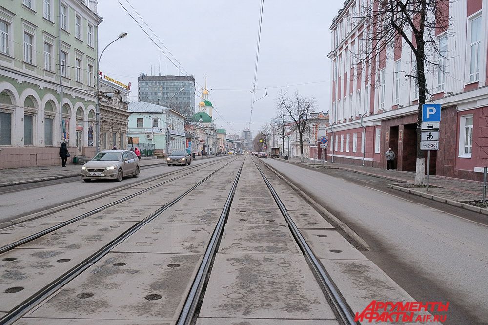 Еще одна из главных улиц города - улица Ленина, носит имя известного организатора и руководителя Октябрьской революции 1917 года. Дедушка Владимира Ленина Александр Дмитриевич Бланк в 1840-е годы жил в Перми на улице Сибирской и работал врачом в пермской больнице. В семье Бланка было много детей, среди них и мама В.И. Ленина – Мария. Позже дочери Бланка вышли замуж за пермяков и остались жить в Перми, а два кузена и кузина Ленина жили и работали в больницах города.