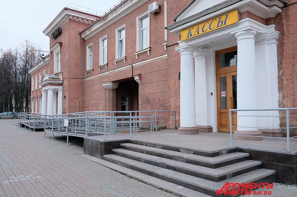 Раньше по Сибирской улице ехали политические и каторжные арестанты, такие как Герцен, Чернышевский и Достоевский. Заключённые останавливались на несколько дней в специальной пересыльной тюрьме. Теперь в этом здании находится театр кукол.