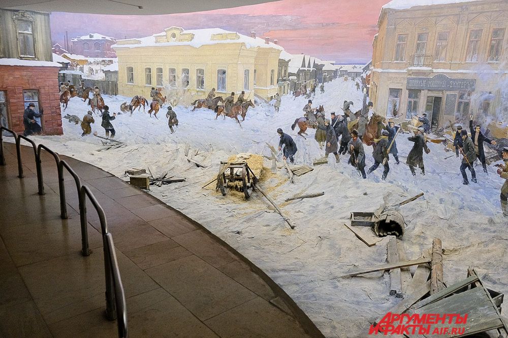 В музее-диораме находится живописное полотно, на котором изображено вооружённое столкновение 13 декабря 1905 года рабочих завода и казаков в Мотовилихе. Эти события стали частью общероссийских волнений. В центре полотна располагается самая большая баррикада, которая была на пересечении улиц Большая и Камская, а ныне – 1905 года и Лифанова.
