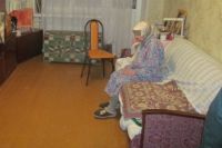 Пожилая женщина впустила в дом незнакомку, считая её работницей ЖКХ.