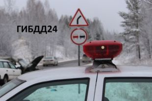 Рейсовый автобус ехал без пассажиров.