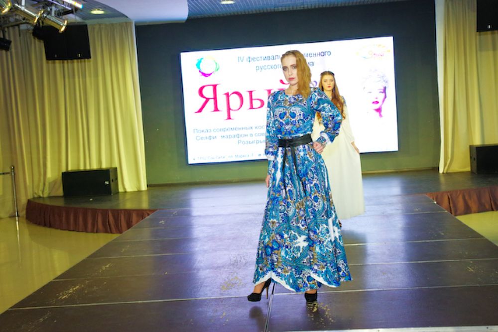Помимо базового черного, модели демонстрировали платья ярких летних расцветок.