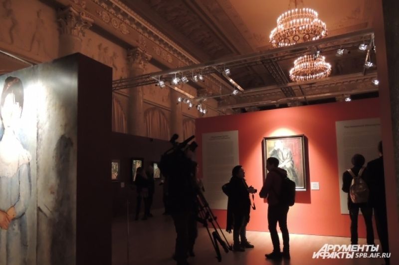 Для выставки разработали уникальную схему освещения, чтобы каждая картина выглядела живой.