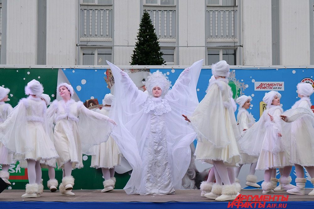 На сцене танцевали снежинки, а детей веселили снеговики и клоуны.