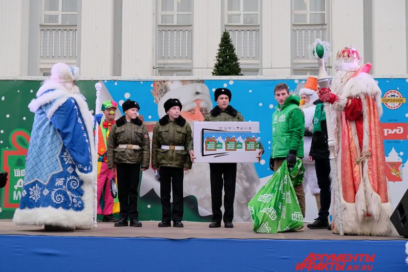 Добрый волшебник вручил пермским кадетам подарки и спел новую песню.