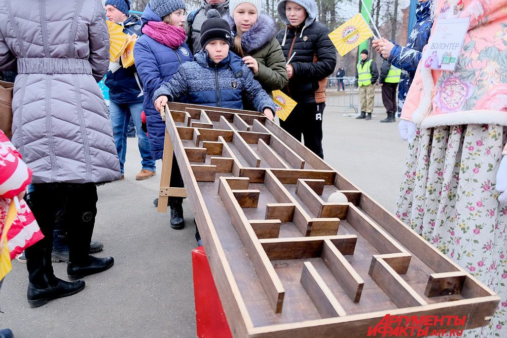 Все гости праздника получили сладкие подарки.