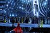 Победительница 2016 года, француженка Ирис Миттенар проходит по сцене, чтобы вручить корону новой Мисс Вселенная.