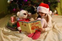Даже если ребёнок узнаёт, что Деда Мороза не существует, важно поддерживать в нём веру в новогодние чудеса и сюрпризы.