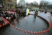 Жители Львова принимают участие в акции памяти жертв Голодомора.