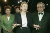 Супруга Президента РФ Наина Ельцина и супруга Президента США Хилари Клинтон беседуют с актером и режиссером Олегом Табаковым после посещения его театра-студии. 1995 год.