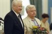 Президент РФ Борис Ельцин вручает режиссеру Олегу Табакову государственную премию России за 1997 год.