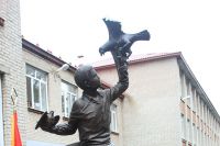 Памятник Жене Табакову в поселке Дуброво Ногинского района.