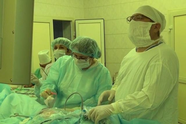 Кемеровские хирурги провели сложную операцию пациенту из Новосибирска.
