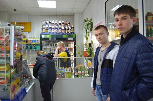 Красноярцы жаловались, что алкоголь продают подросткам в любое время.