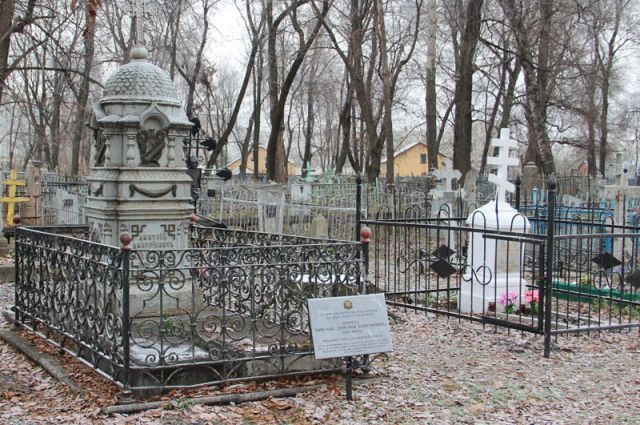 Памятник-надгробие Минаевым на Воскресенском кладбище.