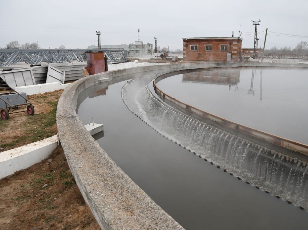 В первичном отстойнике происходит освобождение воды от взвесей.