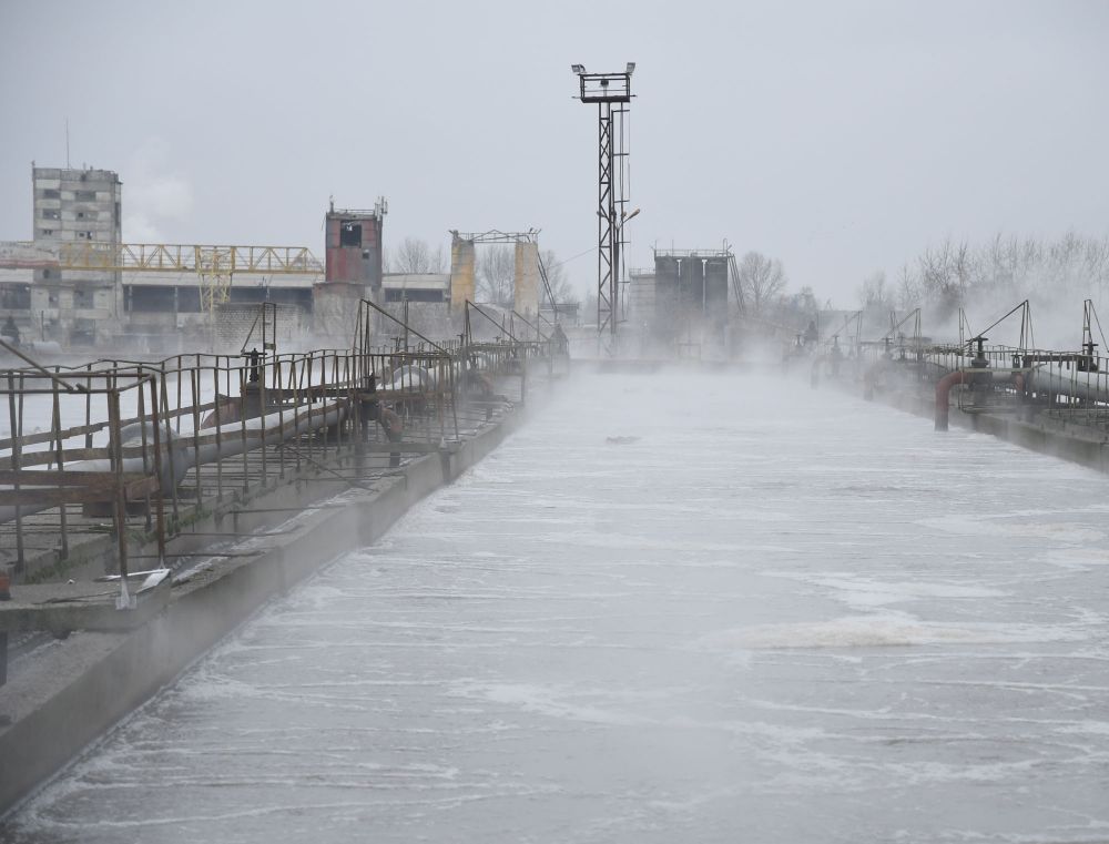 Вода из городских канализационных коммуникаций поступает в приемные камеры очистных сооружений.