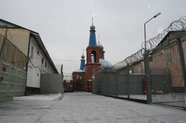 Главного оперативника колонии на Урале осудили за вымогательство денег у заключённого