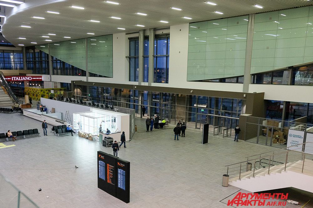 На первом этаже нового аэропорта находятся стойки регистрации, зоны прилёта и выдачи багажа, камеры хранения, медпункт и место упаковки багажа.