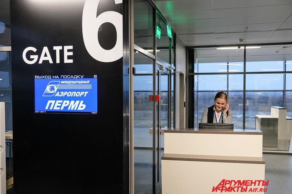 А после объявления посадки на рейс, нужно пройти по галереям, спуститься по лестницам на первый этаж, где будет ждать автобус, который отвезёт к самолёту.