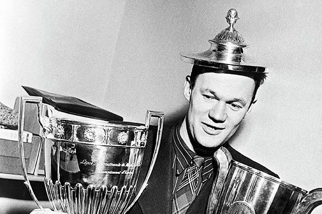 Чемпион СССР 1946-1948 годов по футболу Всеволод Михайлович Бобров с Кубками Европы и мира.
