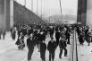 Пешеходы на недавно открывшемся мосту «Золотые ворота» в Сан-Франциско. 1937 год.