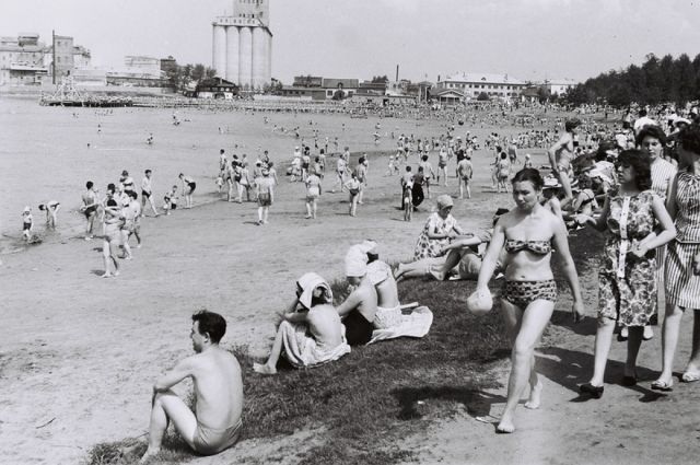 Когда-то челябинцы могли совершенно спокойно купаться в миасской воде - пляжи в городской черте были переполнены.
