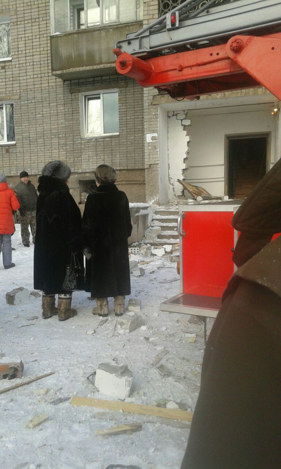 Фото сделано во время работы спасателей на месте взрыва.