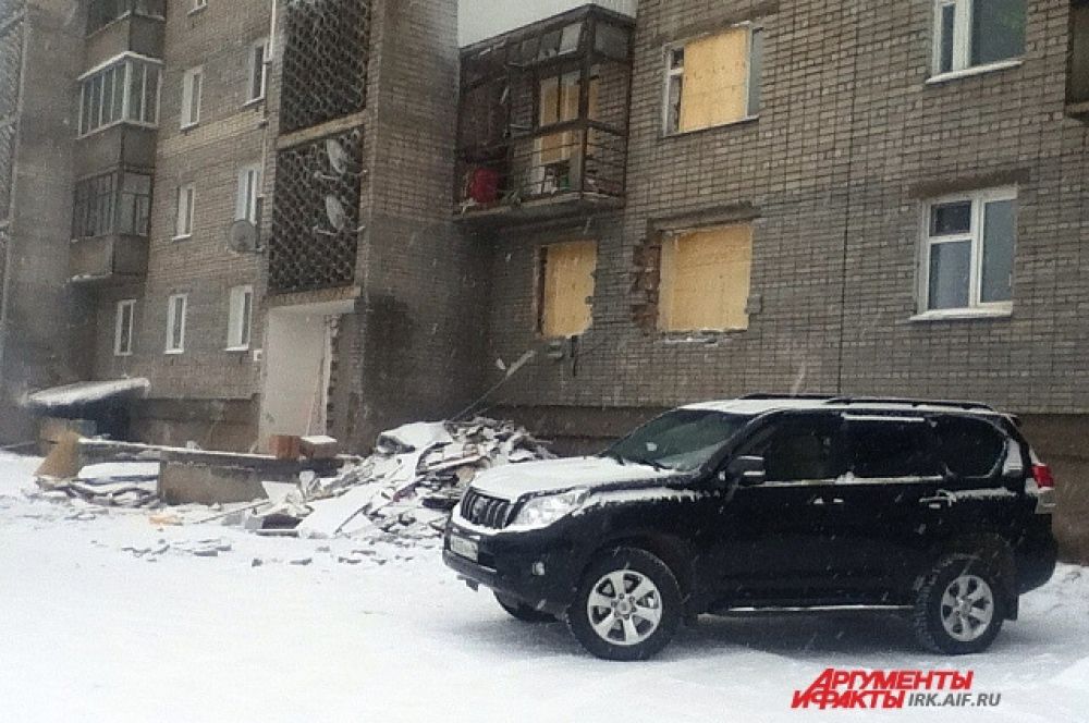 В квартире на втором этаже погиб мужчина. В первом этаже пострадали двое рабочих, в ближайшее время их перевезут в ожоговое отделение в Иркутск.