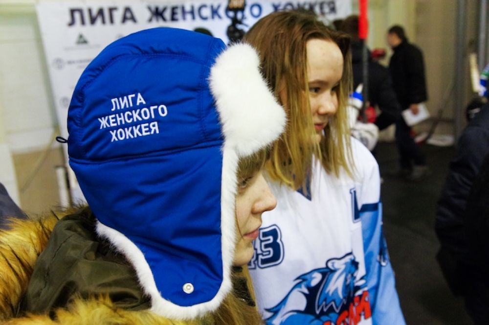 Первый чемпионат России по хоккею с шайбой среди женщин состоялся в 1995-1996 годах, а олимпийскую историю хоккей с шайбой среди женщин начинает в 1998 году в Нагано.