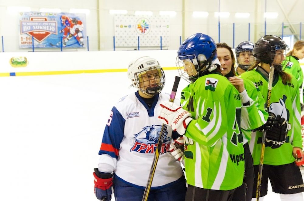 В женском хоккее одинаково важны и советы тренера, и элементы шоу. 