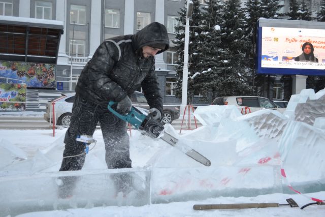 На площади Советов в Кемерове началось строительство ледового городка.