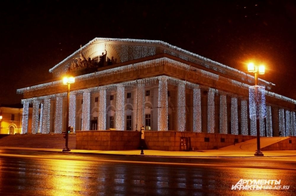 Праздничная подсветка украсила здания и памятники архитектуры.