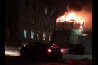 Огнём охвачена крыша административного здания.