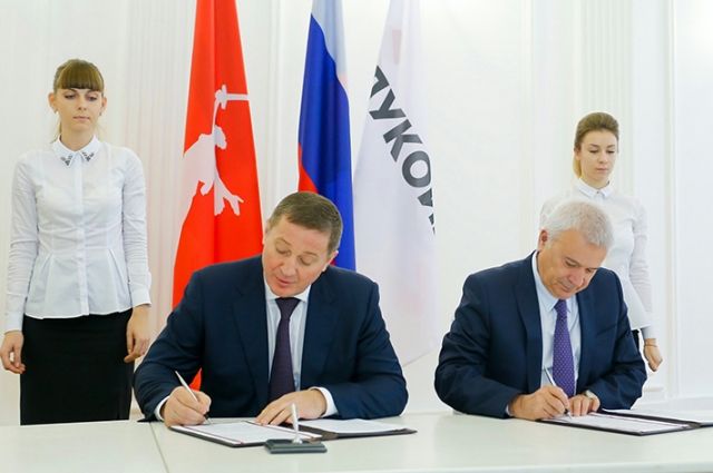 Андрей Бочаров  и Вагит Алекперов подписывают Соглашение о социально-экономическом сотрудничестве.