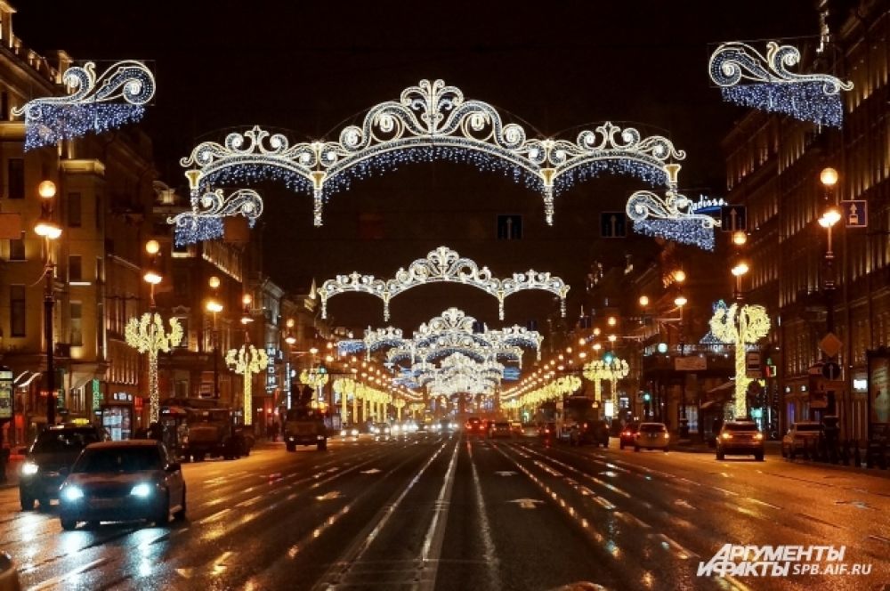Петербург украсили к Новому году.
