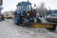 Дорожники очищают городские улицы от снега. 