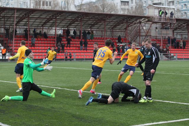Заключительный домашний матч 2017 года «Лучу» пришлось играть на чужом поле.