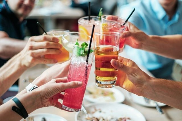 Алкогольные коктейли и сладкие напитки очень коварны: наслаждаясь приятным вкусом, человек не замечает наступление опьянения.