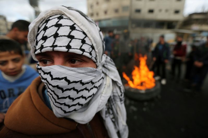 Палестинская молодежь принимает участие в акции протеста против решения президента США Дональда Трампа признать Иерусалим столицей Израиля в городе Газа.