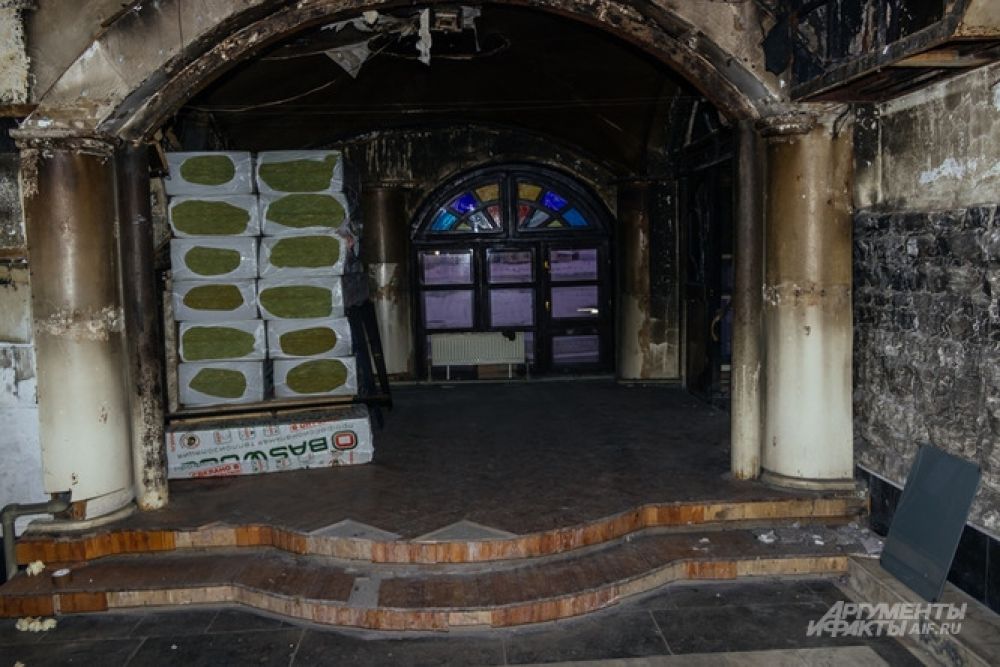 В сгоревшем кукольном театре, что на втором этаже, до пожара успели провести всего несколько спектаклей.