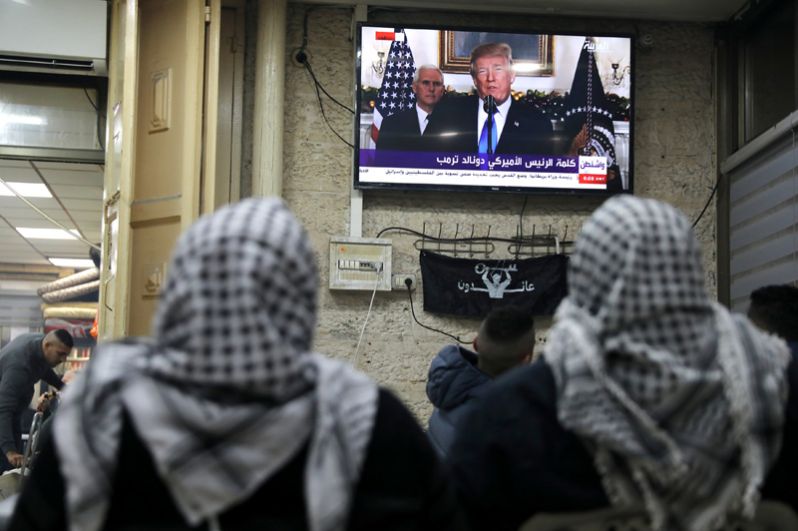 Палестинцы следят за телевизионной трансляцией, в которой Трамп сообщает о том, что Соединенные Штаты признают Иерусалим столицей Израиля, Иерусалим, Старый город. 