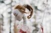 Куклы выполнены мастерами и мастерицами из большого семейного клана скульптора Даши Намдакова, который делает эскизы, а другие члены семьи мастерят каркасы, придают форму и колорит персонажам. 