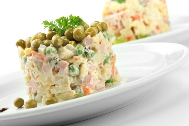 Ольвье один из самых популярных новогодних салатов.