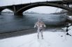 4 декабря. Член клуба моржей Александр Ярошенко обтирается снегом после купания в Енисее, Красноярск.