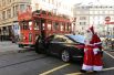 7 декабря. Водитель сказочного трамвая Maerlitram в костюме Санта-Клауса на месте ДТП в Цюрихе, Швейцария.