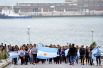 3 декабря. Родственники и друзья членов экипажа подводной лодки «Сан-Хуан» покидают военно-морскую базу в Мар-дель-Плата. Боевая субмарина Военно-морских сил Аргентины пропала 15 ноября у берегов страны. На борту субмарины находились 44 человека.