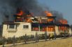 5 декабря. Сильнейшие лесные пожары охватили несколько округов Калифорнии. Пожарный около горящего дома в округе Вентура.