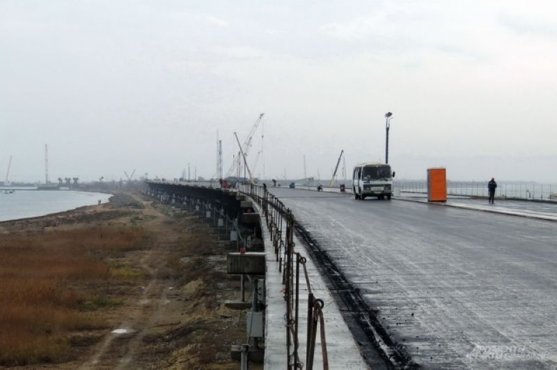 По готовой части автомобильного моста уже ездят вахтовые автобусы и другая техника строителей.